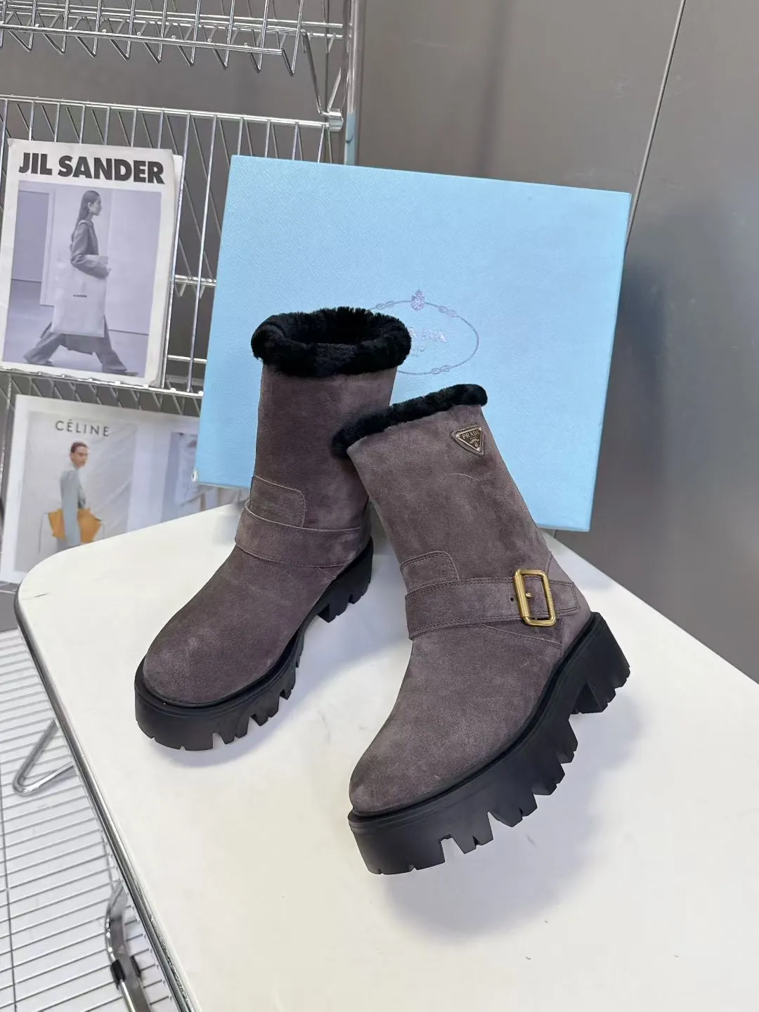 👟👟Ex-factory price 660👟👟 PRADA Prada's latest fall and winter triangular logo slip-on furry boots. There are many celebrities and Internet celebrities. A series that cannot be bought in winter. It is definitely this year's big hit. It is very good-looking. Simple upper design. Highly brand-recognizable triangle logo embellishment. Full of details. The upper foot is large and slim, and the legs are slim. This piece is just right. The outsole height is 5CM, which can instantly increase your height. It is a perfect tool for heightening. The whole series uses a variety of imported materials: polished and waxed calf leather, high mercerized cow suede, real wool lining, super warm, original combined rubber foam outsole, light and comfortable, Size: 35-41 (40 41 customized, non-refundable) 3044